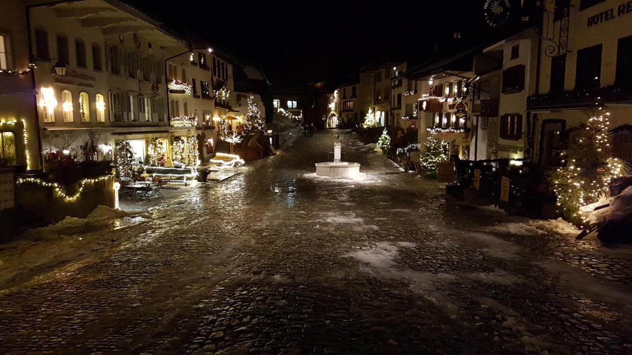Chalet Charming With Panoramic View And Private Parking In Gruyere *